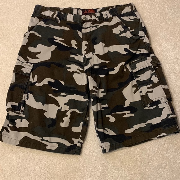 Canyon Guide Outfitters camo cargo shorts size 36 - Picture 1 of 5